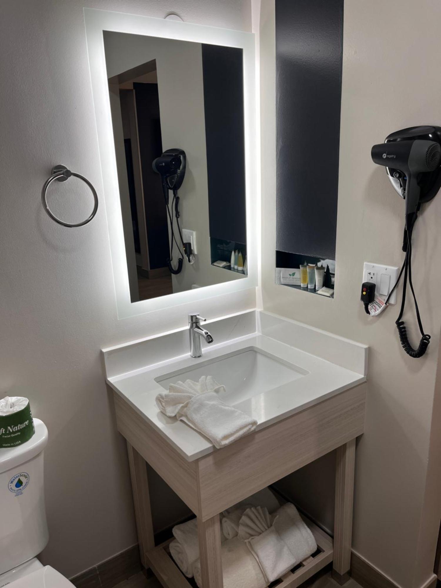 Howard Johnson By Wyndham West 2*